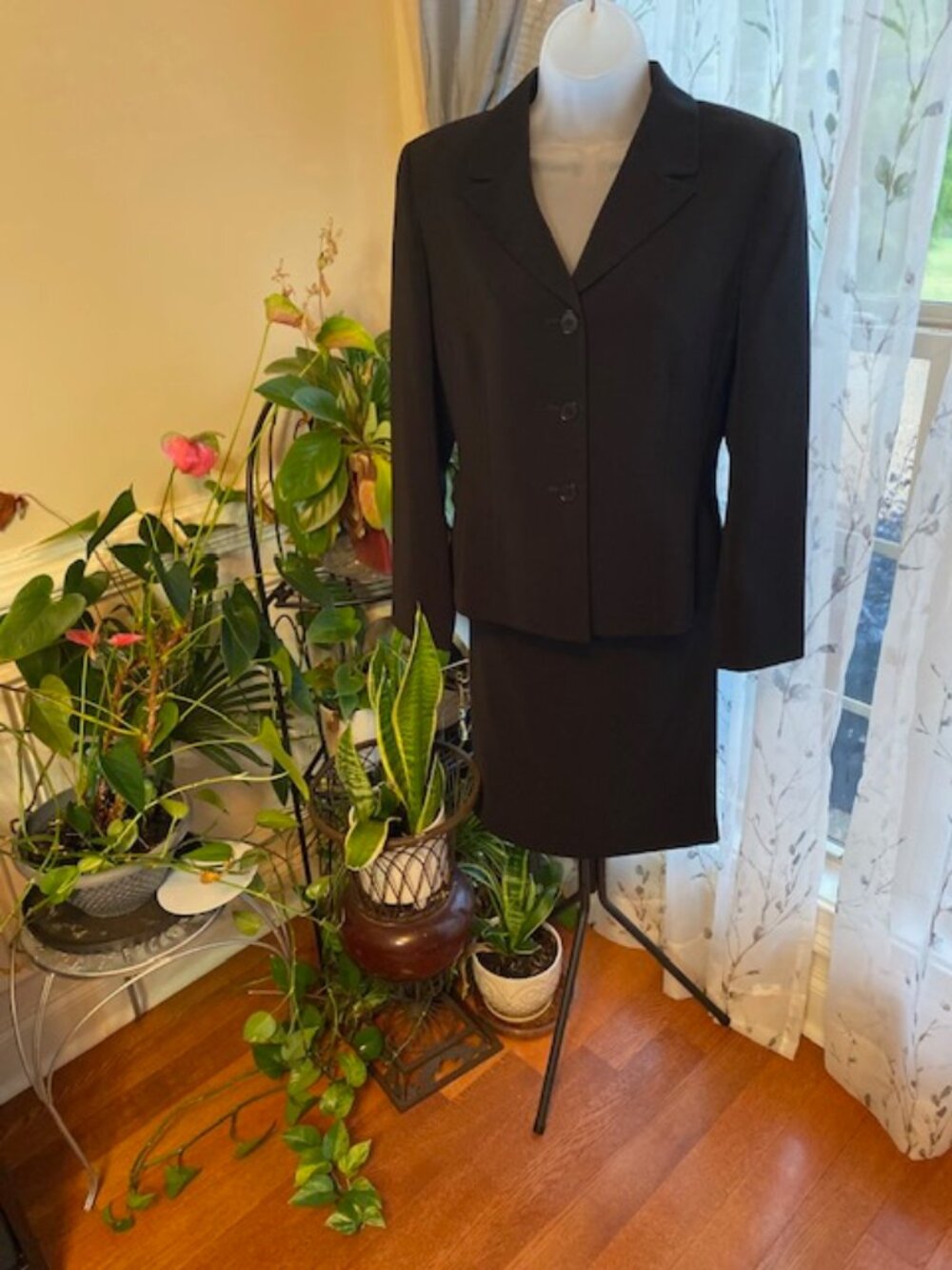 Le Suit Classic Black Two-Piece Skirt Suit, Women's Size 8